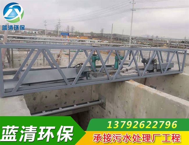 大型污水處理廠行車式刮泥機(jī)設(shè)備安裝